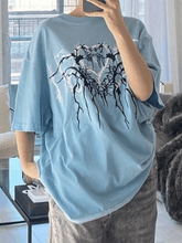 Camiseta estampada con corazón grunge